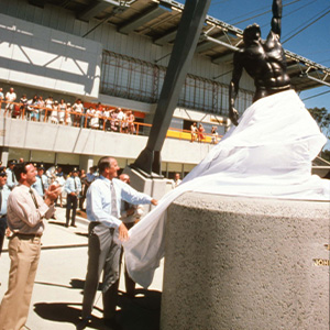 Malcolm Fraser revealing statue at the AIS